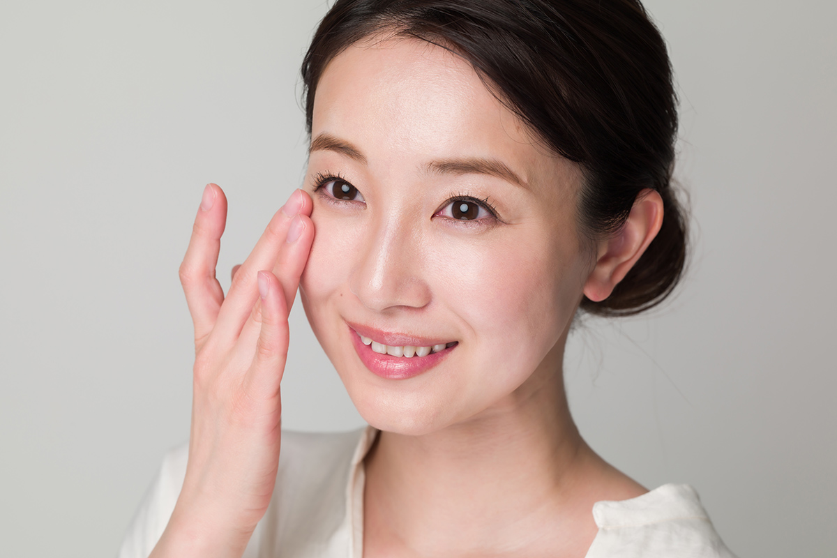 青クマがひどい原因は？目の下のクマを自力で治す方法と治療を解説！