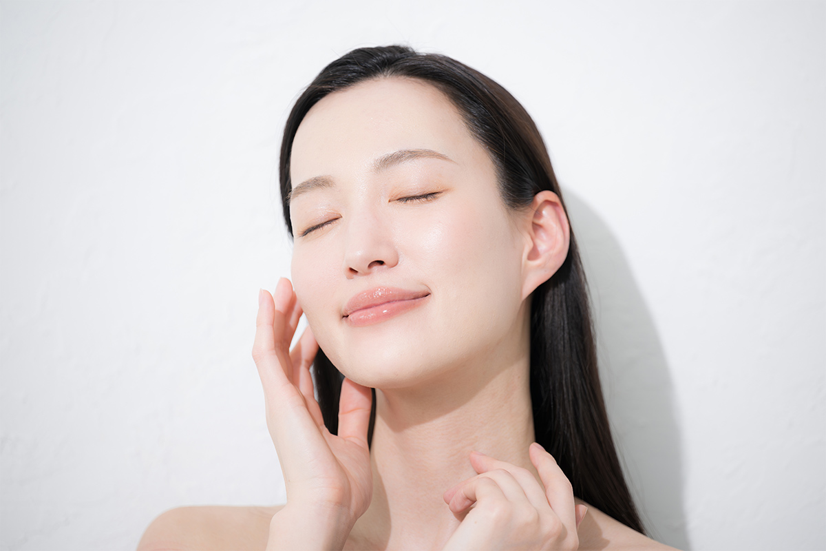 笑うと目の下が膨らむ原因と治し方！クマ・くぼみの対処法を医師監修で解説！